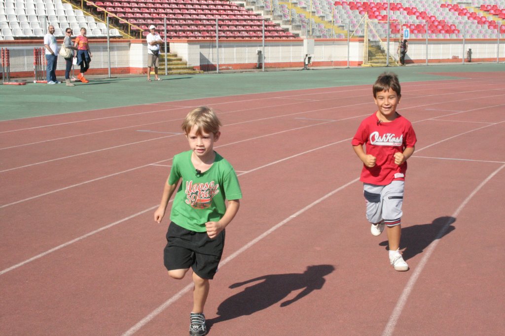 Florian Ghimpu s-a luat la întrecere, cu un grup de fete, pe stadion