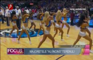 Clipul zilei: majoretele "au încins" terenul!