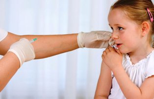 Vaccinul obligatoriu a facut victime in randul copiilor! Zeci de elevi au ajuns la spital dupa ce li s-a administrat injectia in cabinetul scolii