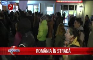 Zeci de mii de oameni in strada