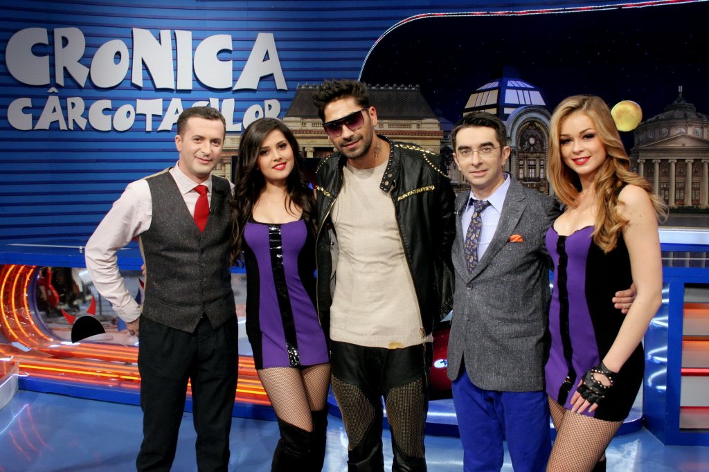 Găinuşă şi Dezbrăcatu’ cârcotesc şi sărbătoresc 10 ani de Kiss FM, în această seară la “Cronica”