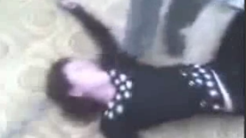 VIDEO / O profesoara a fost batuta crunt de elevul sau! Momentul a avut loc in sala de clasa si a fost filmat de colegii baiatului