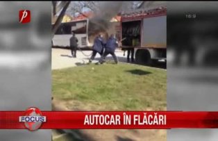 Autocar în flăcări
