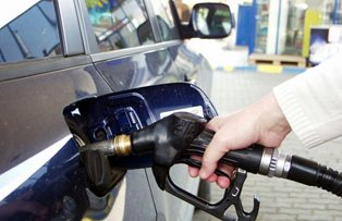 Scad accizele si TVA la carburanti. Cu cat vei plati mai putin la pompa