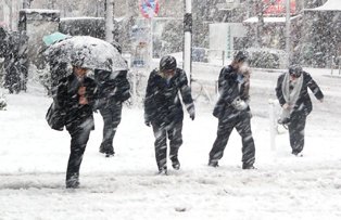 Prognoza meteo pe urmatoarele zile. Vremea se raceste, reapar ninsorile