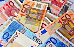 Euro a coborat la un nou minim al ultimilor 11 ani fata de dolar. Cu cat vand bancile francul elvetian
