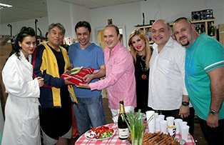 De ziua lui, Chiorete a primit din partea Trasnitilor un carton cu oua fierte