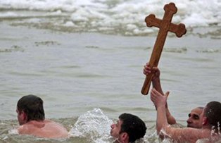 Tradiţii şi obiceiuri de Bobotează: Fetele pun busuioc sub pernă, iar bărbaţii se întrec să scoată crucea din apă