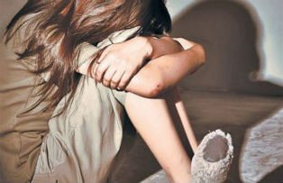 O fata de 22 de ani a sarit pe geam dupa ce a fost violata de un baiat cunoscut pe Facebook