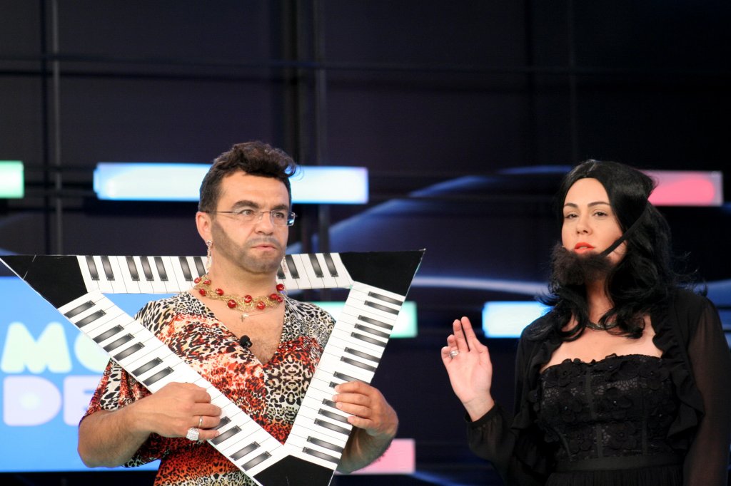 Mărgineanu, în rochie şi sandale,  în premieră la Mondenii