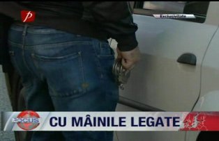 Cu mainile legate