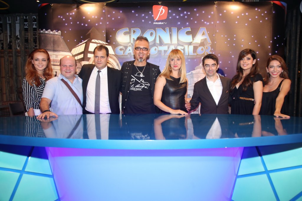 Cârcotaşii, înlocuiţi la pupitru de vedete şi jurnalişti