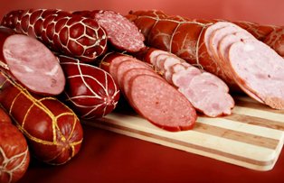 Cum este preparat salamul. Iata ce ingrediente periculoase poate contine