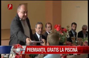 Premiantii gratis la piscina