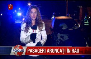 Pasageri aruncaţi în râu