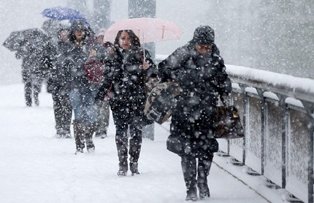 Weekend cu vreme mohorata. Meteorologii au anuntat cod galben de precipitatii si ninsori in 18 judete