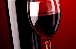 Subtiaza-ti talia consumand un pahar de vin rosu in fiecare seara inainte de culcare