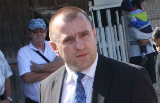 Un fost candidat la Primaria Bistrita a fost dat in judecata de un gigant fast-food. Cum i-a copiat logo-ul si sloganul
