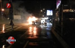 Autoturism distrus de flacari