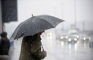 Vremea se mentine inchisa, cu ploi si ninsori. Prognoza meteo pentru doua zile