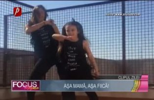 Clipul zilei: aşa mamă, aşa fiică!