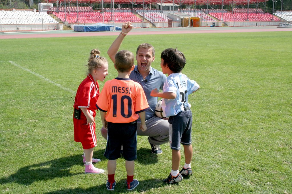 Copiii spun lucruri trăsnite şi joacă fotbal cu Florian Ghimpu, la Prima TV