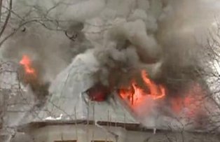 Incendiu puternic in cartierul Baneasa. O casa este cuprinsa de flacari