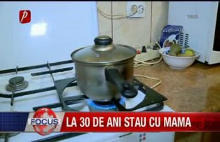 La 30 de ani stau cu mama