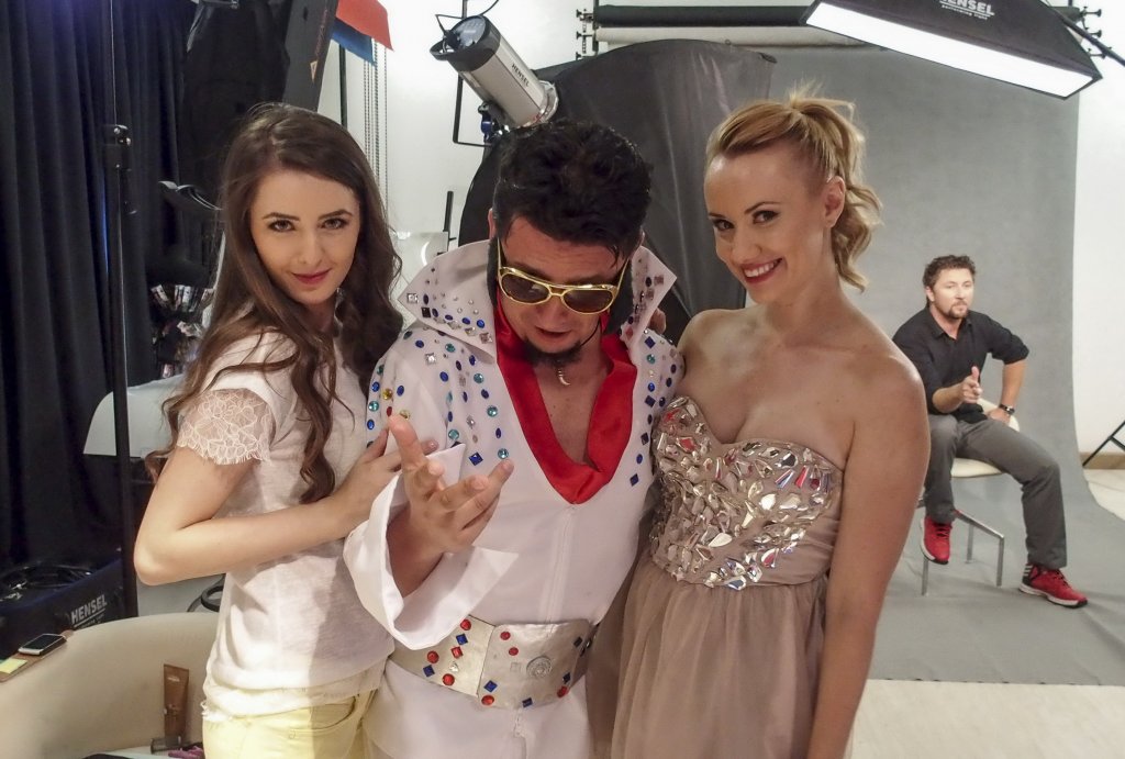 Cusurgiii de la Prima TV, vizitaţi de Elvis Presley la shooting-ul pentru noul proiect