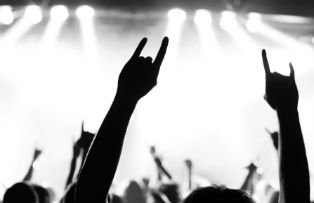 Doi tineri au confundat scena cu dormitorul, la un concert punk. Cum au reactionat artistii