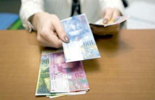 Un tanar cu credit in franci elvetieni a fost concediat pentru ca cei de la banca sunau incontinuu la angajatorii lui sa spuna ca el nu achita ratele