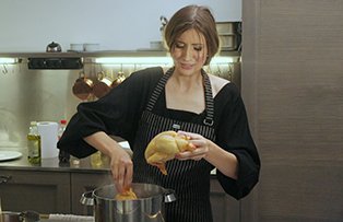 Iulia Albu găteşte borş de pui la "Cireaşa de pe tort"! Crezi ca Lou Lou, găina ei, a supravieţuit?