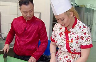 Xonia găteşte „mâncare chinezoaică”, la Cireaşa de pe Tort