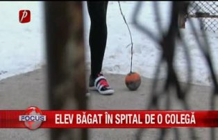 Elev bagat in spital de o colega