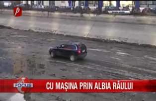 Cu masina prin albia raului