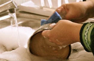 Gest extrem. O copila de 13 ani din Gorj a fost omorata de tatal ei pentru ca n-a vrut sa spele vasele