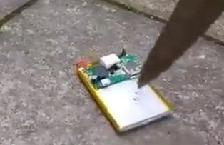 VIDEO EXPLICIT/ Sa nu incerci asta niciodata! Ce se intampla cand gauresti bateria unui telefon