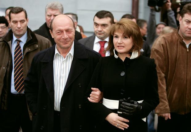 De la muncitor necalificat şi recepţioneră, la statutul de Primă Doamnă. Află în ce domenii au activat soţiile preşedinţilor României!
