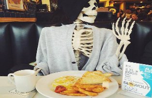 Cum a ajuns un schelet de plastic celebru pe reteaua sociala Instagram. "Stapana" sa ii face poze trasnite
