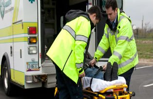 Emotionant. Ce au facut cativa medici de pe Salvare dupa ce au dus la spital un batran bolnav