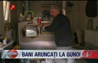 Bani aruncati la gunoi