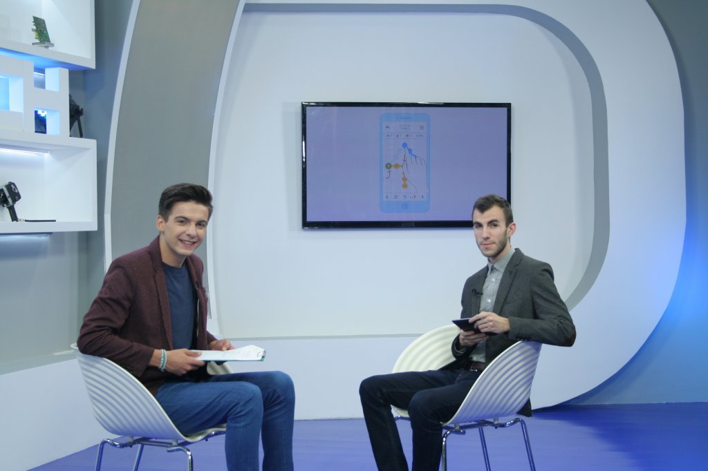PLAYTECH: cu căştile pe şantier şi cu brăţările în parc
