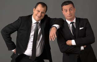 Dezbracatu’ o deconspira pe sosia Elenei Udrea, in aceasta seara, la Cronica Carcotasilor!