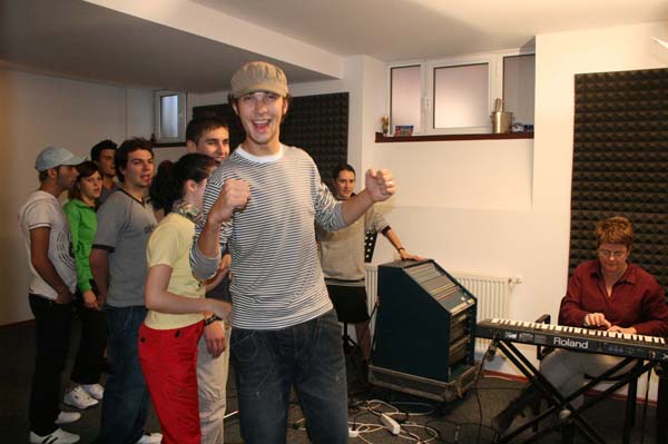 La canto, cu mic cu mare