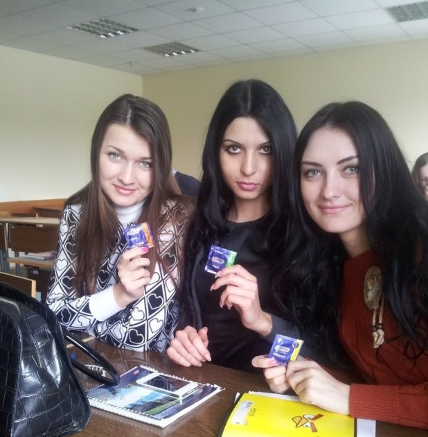 FOTO / Imaginea care a starnit controverse pe Internet. Ce fac elevele din Rusia pe bancile scolii