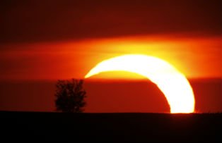 Urmareste LIVE eclipsa de soare. Ce alte doua fenomene astrale vor avea loc tot astazi