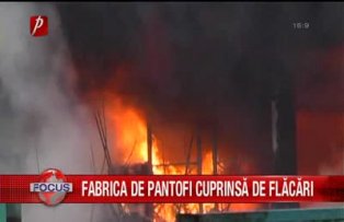 Fabrica de pantofi cuprinsa de flacari