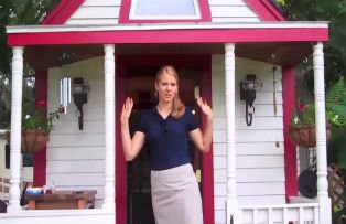 VIDEO / Cea mai mica locuinta. Cum arata casa unei tinere care a ales privelistea in locul confortului