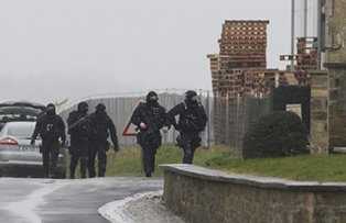 IMAGINI LIVE: Suspecţii de la Charlie Hebdo au luat ostatici într-o tipografie. Teroriştii ”vor să moară martiri”