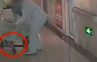 VIDEO / Revoltator. Un nou-nascut a murit dupa ce a fost tarat de cordonul ombilical pe holul unui spital